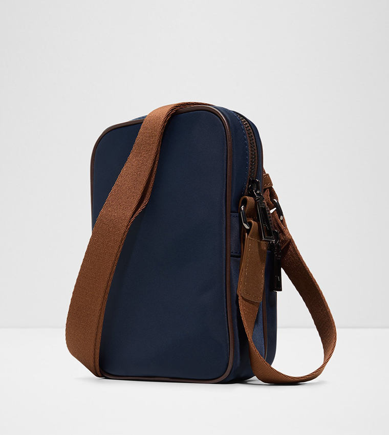 شنطة كروس بودي بجيب أمامي بشعار