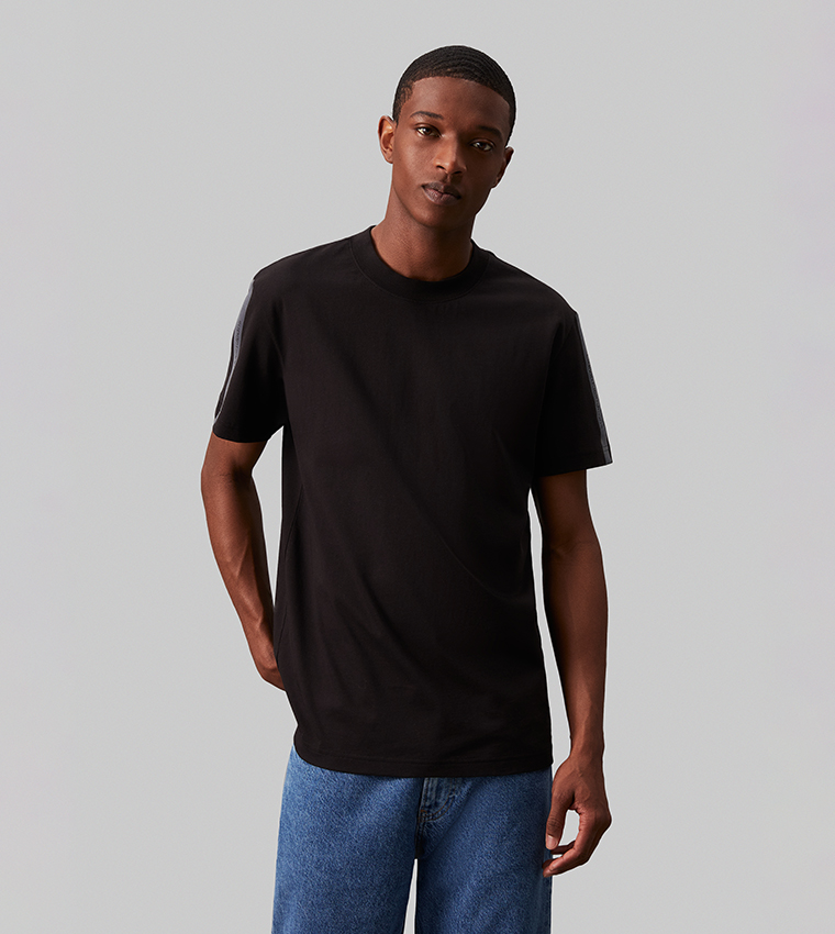 تيشيرت برقبة مستديرة وشريط شعار