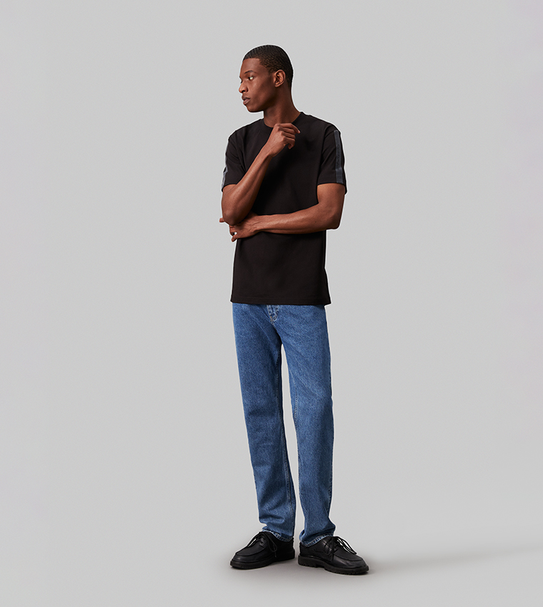 تيشيرت برقبة مستديرة وشريط شعار