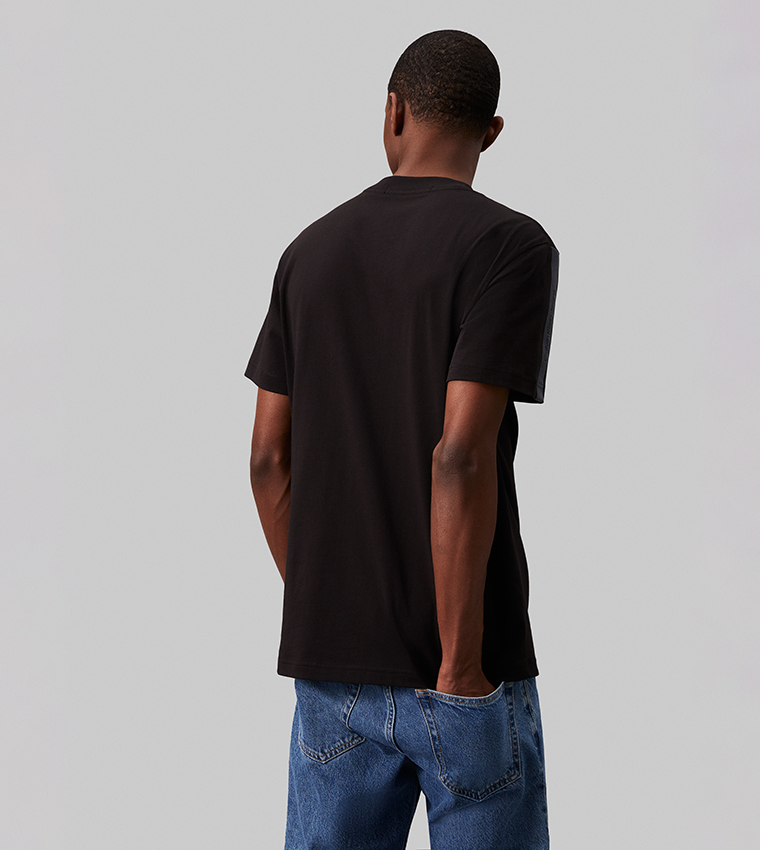 تيشيرت برقبة مستديرة وشريط شعار