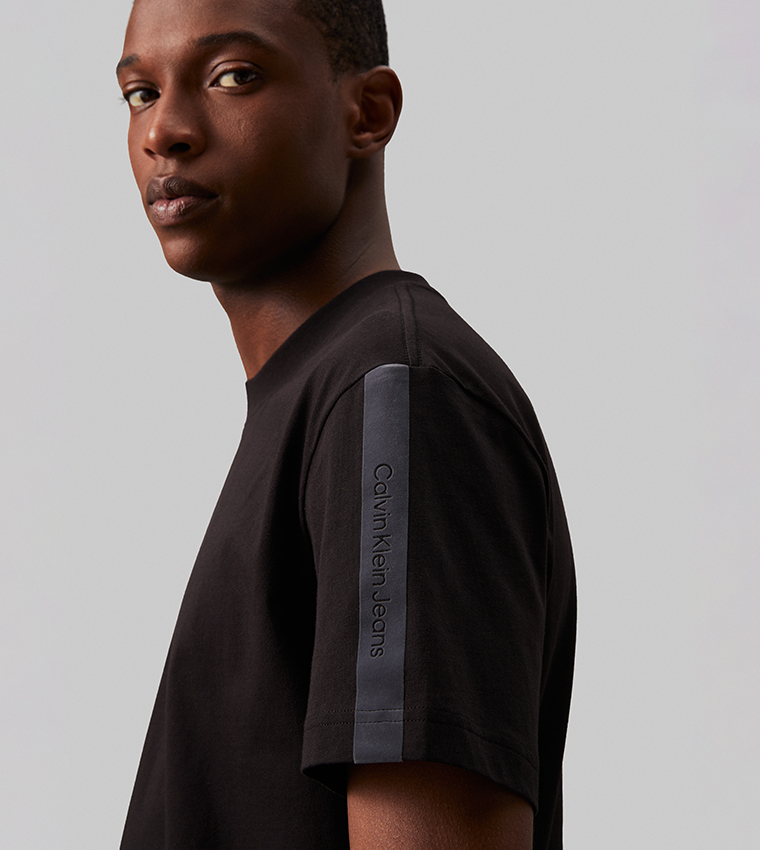 تيشيرت برقبة مستديرة وشريط شعار