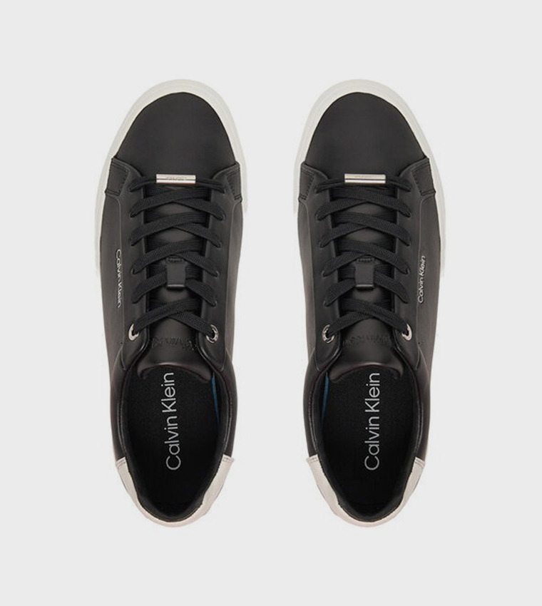 سنيكرز برباط بطبعة شعار 