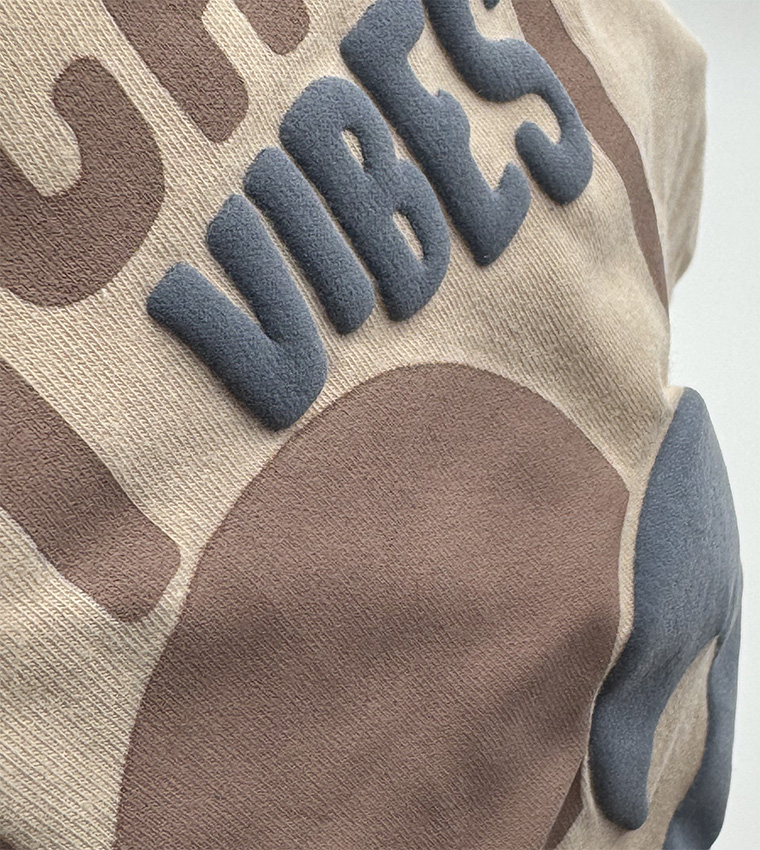 تيشيرت كم قصير بطبعة