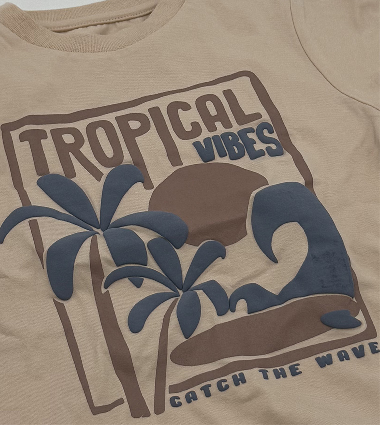 تيشيرت كم قصير بطبعة