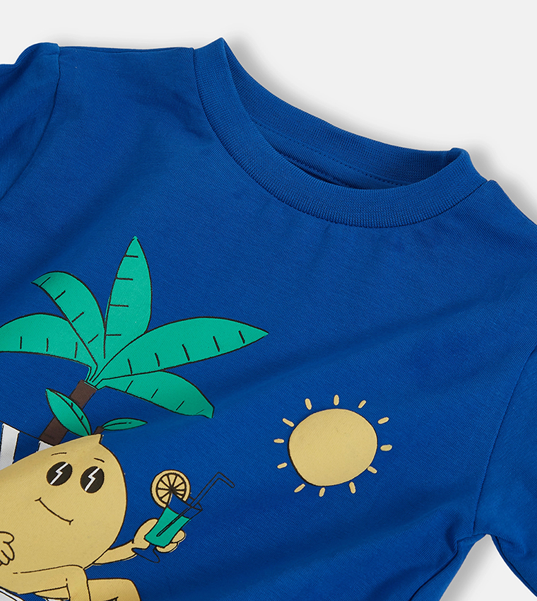 تيشيرت بطبعة وكم قصير 