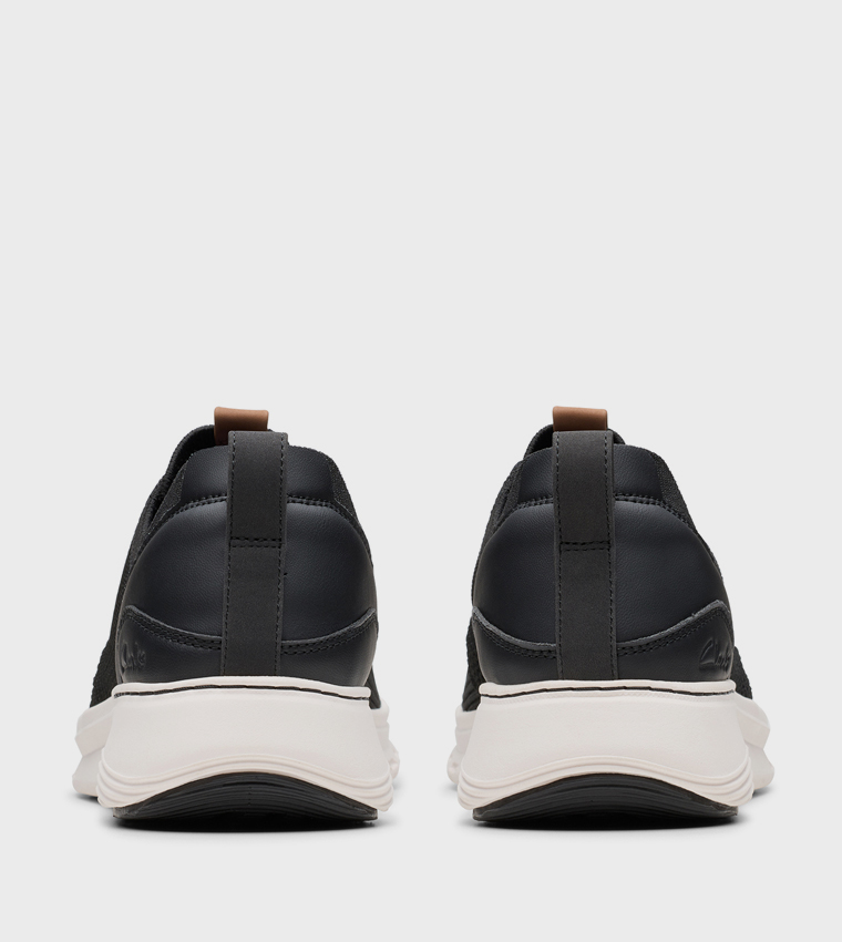 MOTION TREK Runner Sneakers