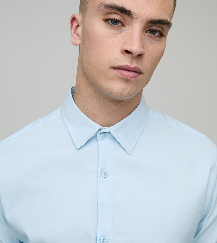 قميص ضيق كم طويل