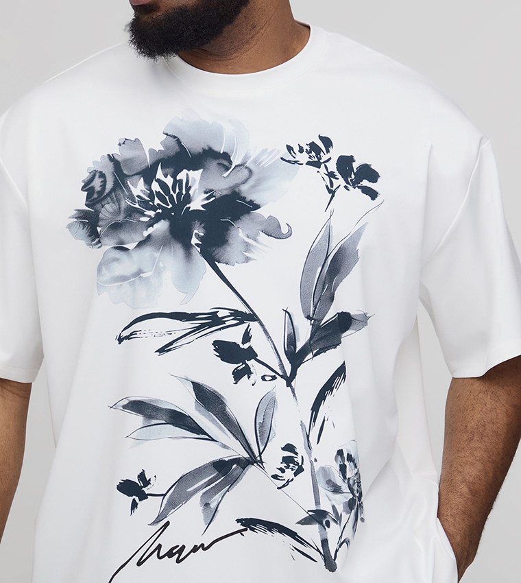 تيشيرت أوفرسايز بطبعة زهور للمقاسات الكبيرة