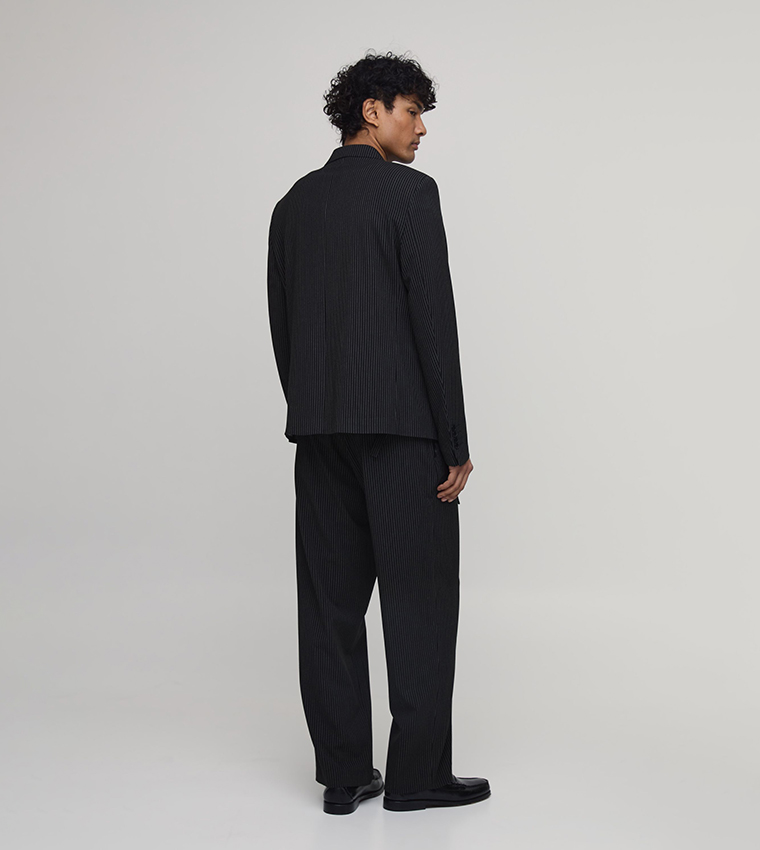 بنطلون مخطط واسع بكسرات أمامية