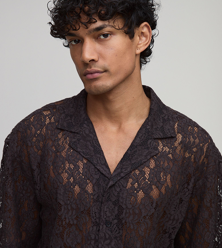 قميص بكم قصير بقصة واسعة بدانتيل