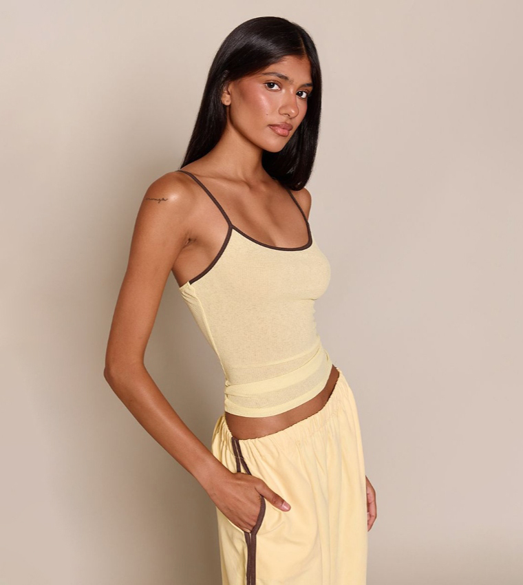 بريتي ليتل ثينغ  توبات بلا أكمام  - أصفر Sleeveless Tops
