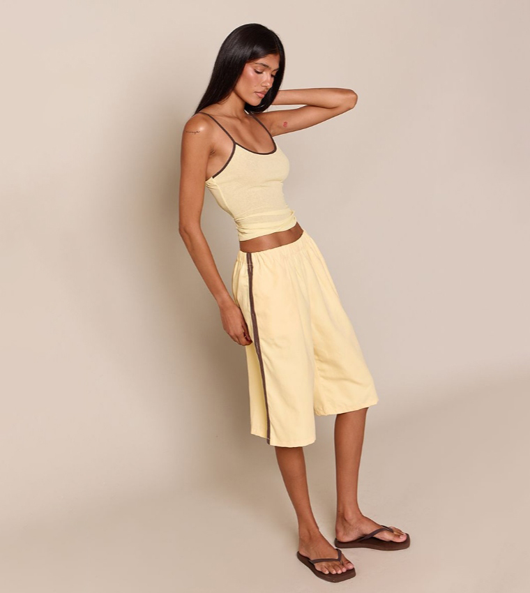 بريتي ليتل ثينغ  توبات بلا أكمام  - أصفر Sleeveless Tops