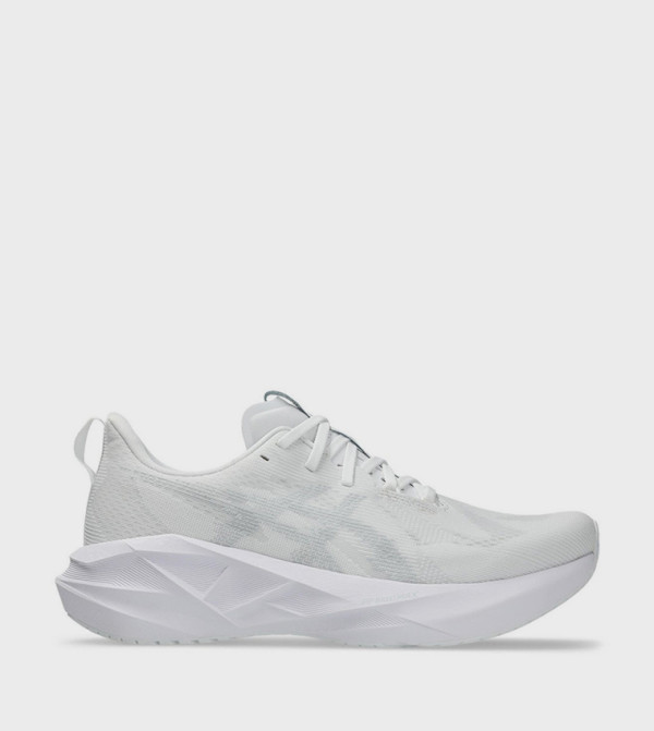 NOVABLAST 5 Lace Up Running Shoes