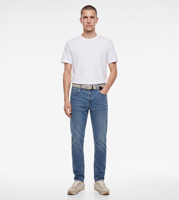 بنطلون جينز بقصة ضيقة وغسلة فاتحة