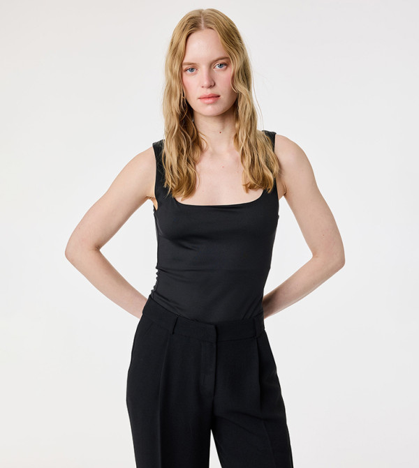 Solid Square Neck Sleeveless Top