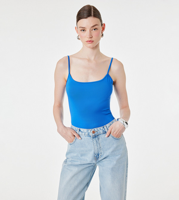 Solid Scoop Neck Sleeveless Top