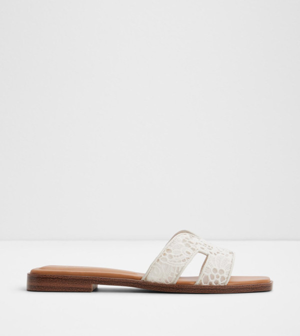 ITSANDAL Embroidered Flat Sandals