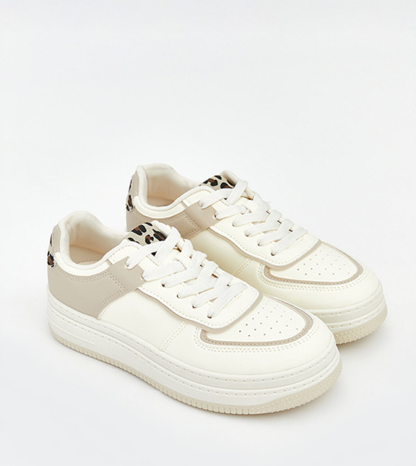 سنيكرز بمقدمة مستديرة برباط