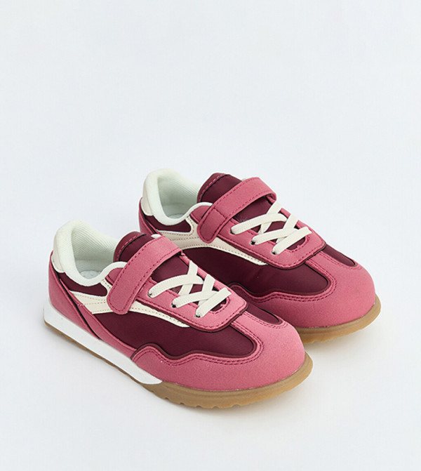 سنيكرز بلونين بمقدمة مستديرة وحزام فيلكرو