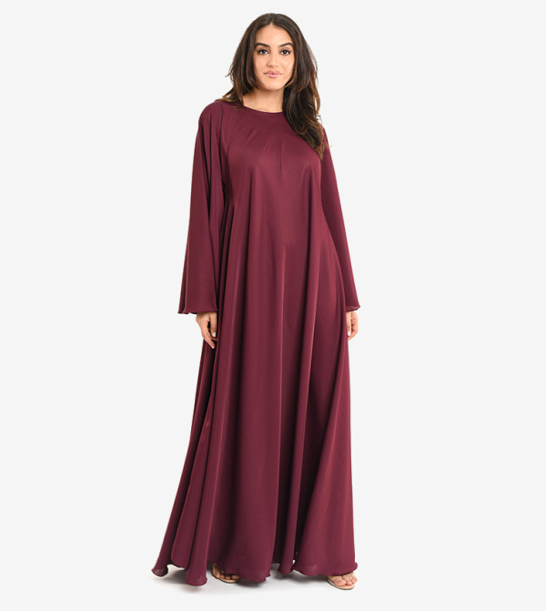 عباية بأكمام طويلة لون أسود بياقة على شكل حرف V