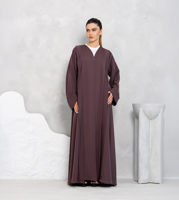 عباية بكسرات عريضة وكم طويل