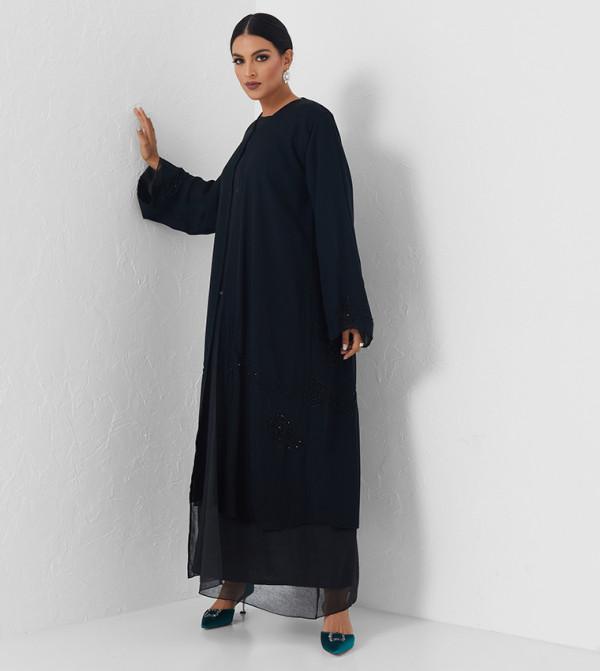 عباية باللون الأسود