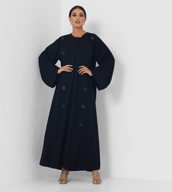 عباية باللون الأسود