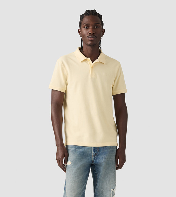 تيشيرت بولو مطرز بشعار وكم قصير