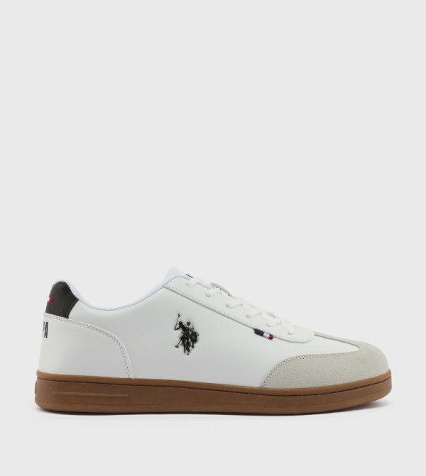 سنيكرز بشعار ورقبة قصيرة 