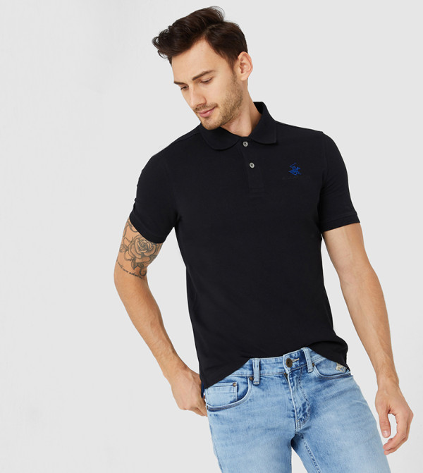 قميص بياقة بولو باللون الأسود