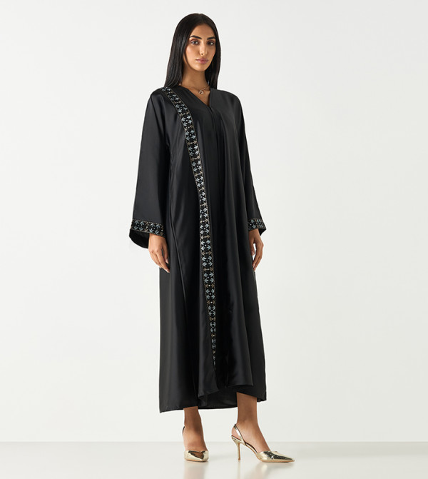 عباية برقبة V مطرزة