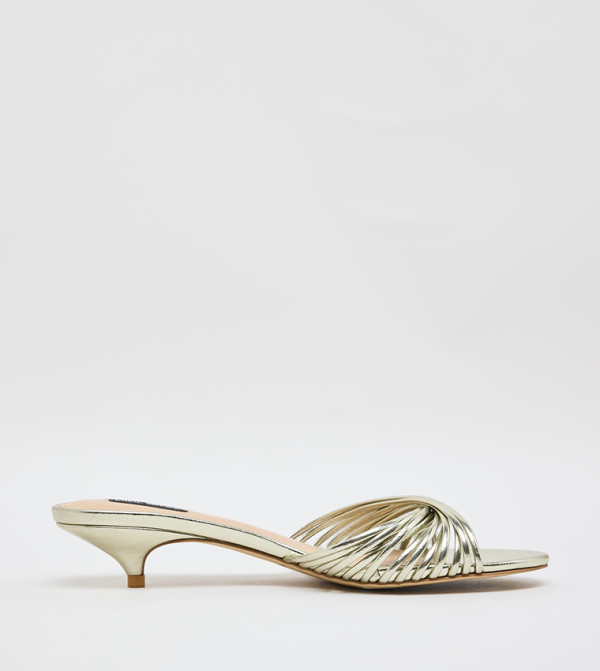 صندل بكعب قصير ومقدمة مفتوحة 