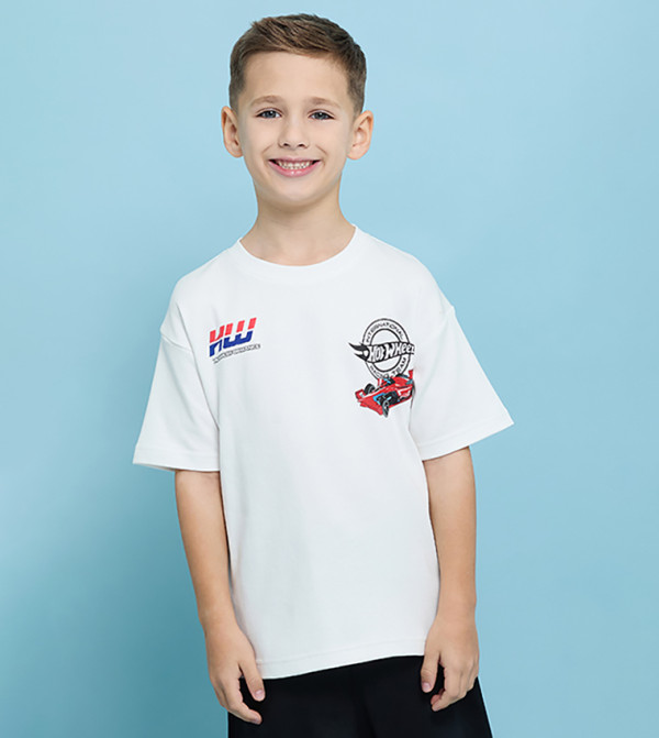 تيشيرت بطبعة وقبة مستديرة وكم قصير 