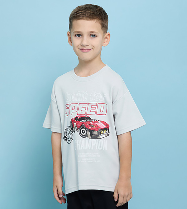 تيشيرت بطبعة وقبة مستديرة وكم قصير 