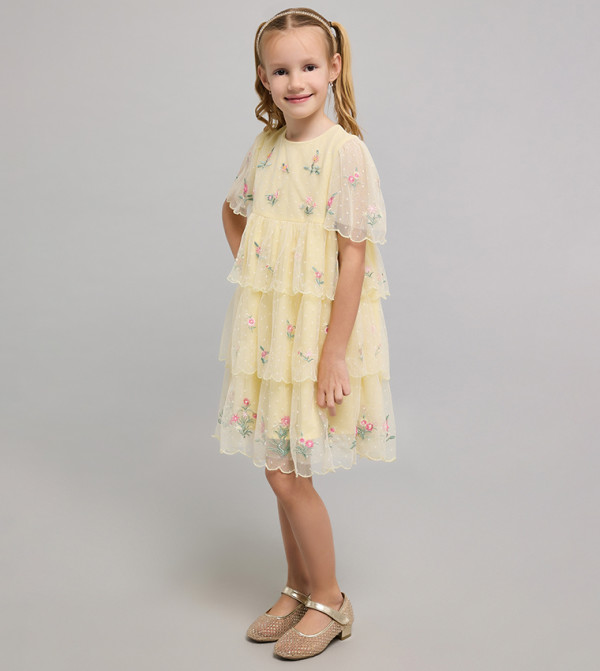 فستان مطرز كم واسع بقبة مستديرة بطبقات