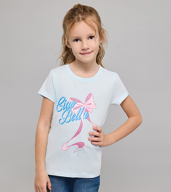 تيشيرت بطبعة وقبة مستديرة وكم قصير 