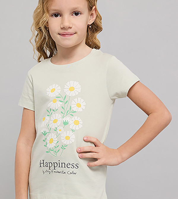 تيشيرت بطبعة وقبة مستديرة وكم قصير 