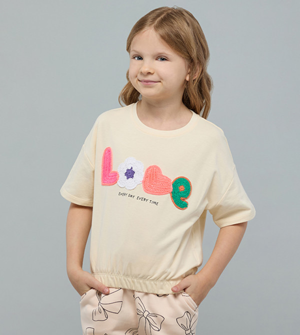 تيشيرت بقبة مستديرة وكم قصير