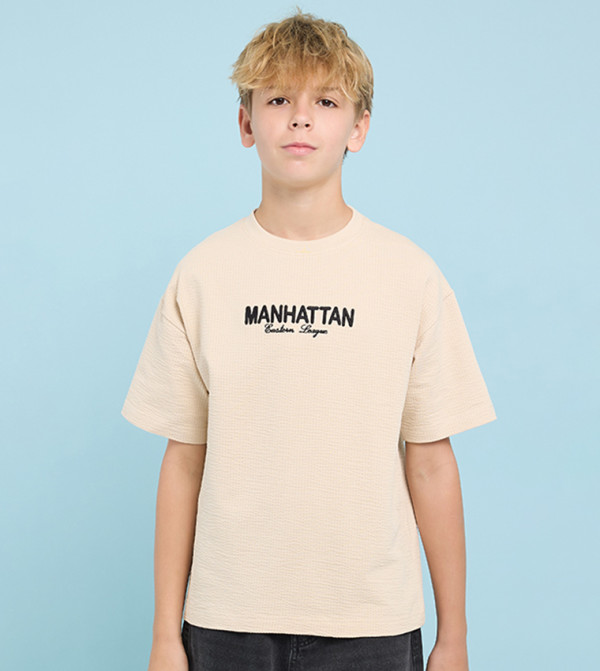 تيشيرت مطرز كم قصير بقبة مستديرة