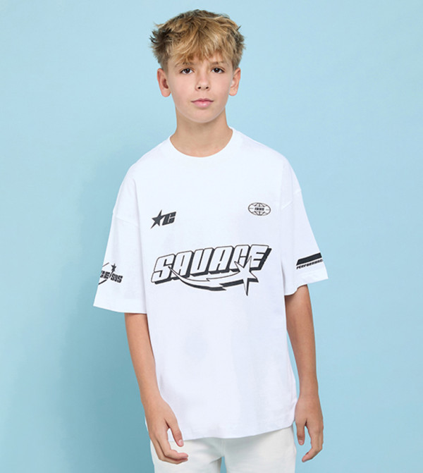 تيشيرت اوفرسايز كم قصير بقبة مستديرة وطبعة