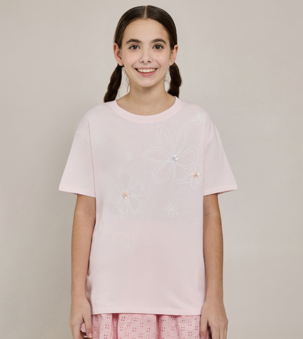 تيشيرت مطرز بقبة مستديرة وكم قصير