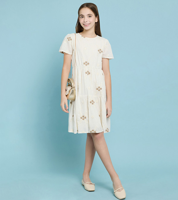 فستان طبقات مطرز بقبة مستديرة وكم قصير 