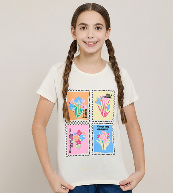 تيشيرت بطبعة وقبة مستديرة وكم قصير 