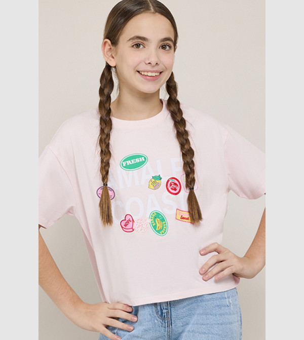 تيشيرت بطبعة وقبة مستديرة وكم قصير 