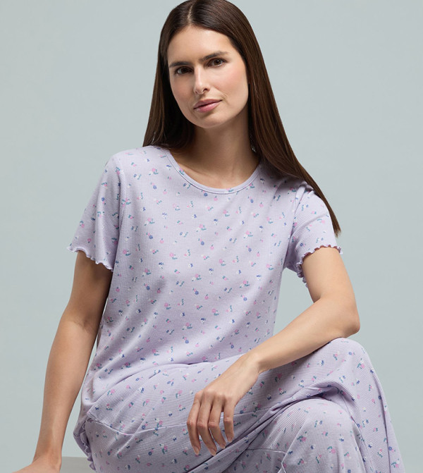 توب نوم بطبعة وقبة مستديرة وكم قصير 