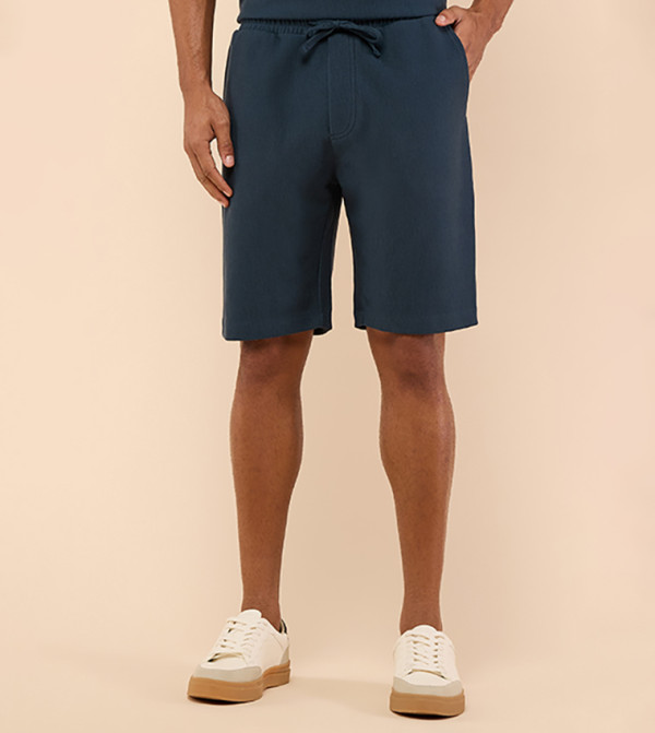 شورت برباط على الخصر