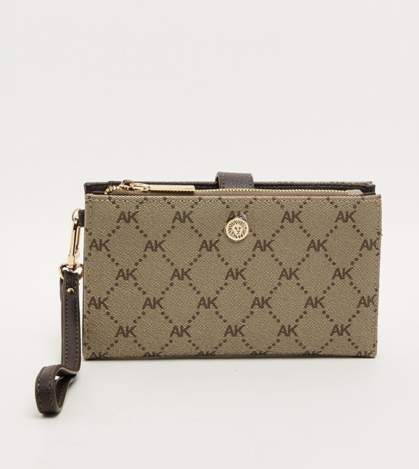 شنطة بمسكة يد بنقشة مونوغرام وسحاب 