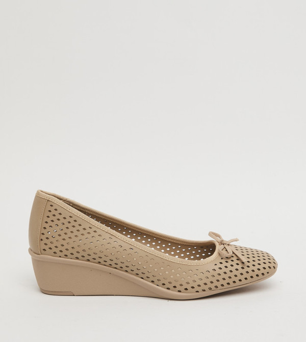 WINS Cut-Out Wedge Pumps