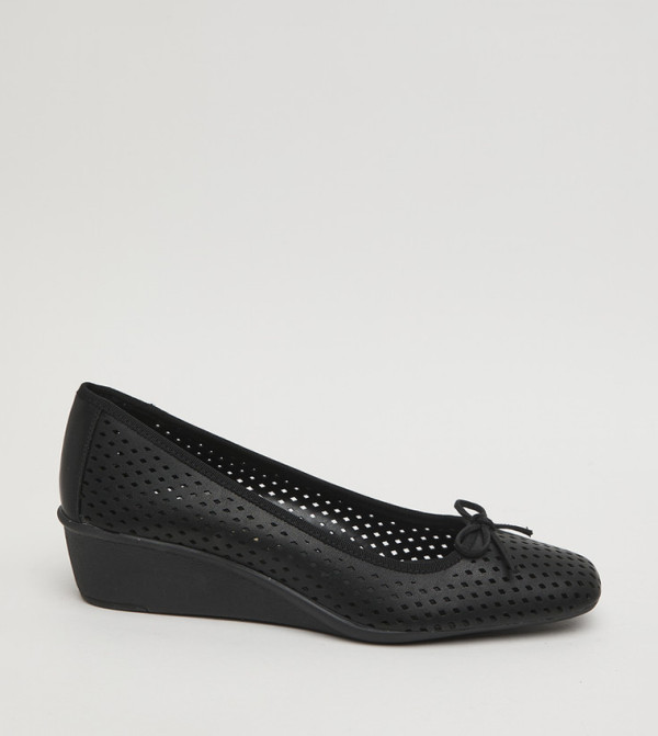 WINS Cut-Out Wedge Pumps