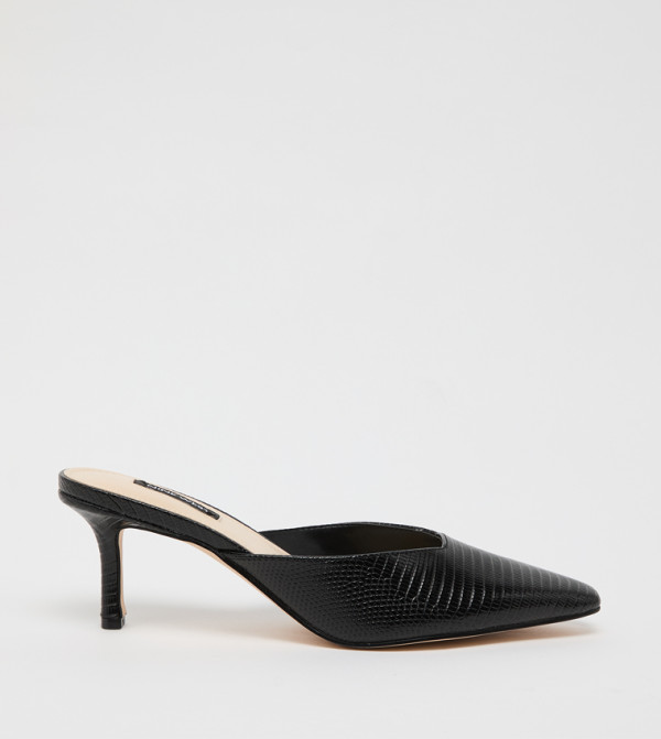 حذاء كامينلا بمقدمة مدببة 